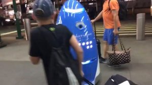 Робот-полицейский в аэропорту Ла-Гуардия в Нью-Йорке