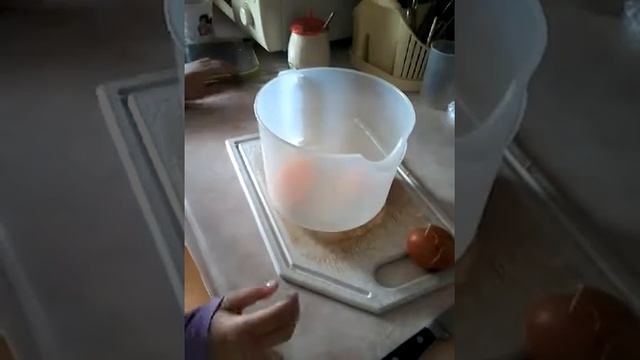 Готовим омлет с колбасой на завтрак