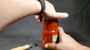 самый простой способ открыть винтовую крышку