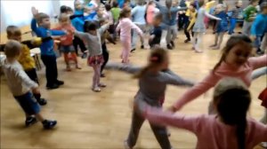 Музыкально-танцевальная игра. "Я от тебя убегу убегу спрячусь за дерево и скажу ку ку..."