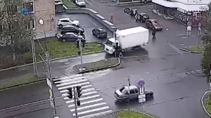 В Петрозаводске грузовик врезался в фонарный столб