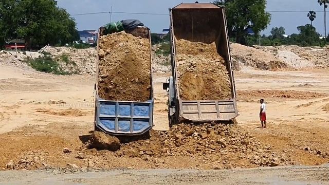 HYUNDAI dump track 25T unloading soil For construction,Bulldozer SHANTUI DH17C2 use power push