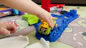 Детский трек для машинок. Играем в автотрек. Машинки для мальчиков. Гоночная трасса