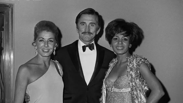 shirley bassey -the shadow of your smile смотреть онлайн