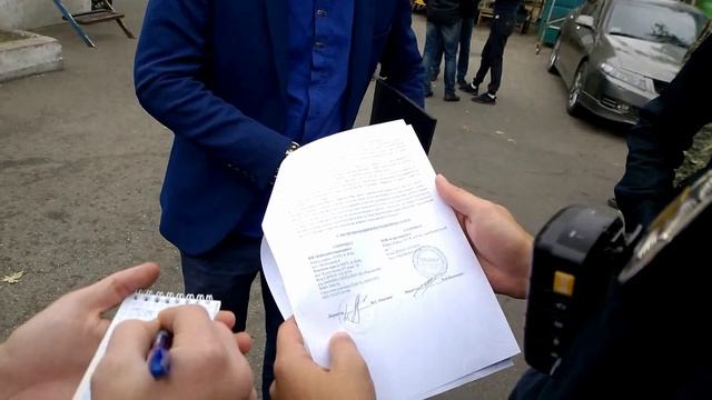 90 е Возвращаются. ТИТУШКИ пытаются захватить парковку на авторынке Вереснева 24 Киев смотреть онлайн