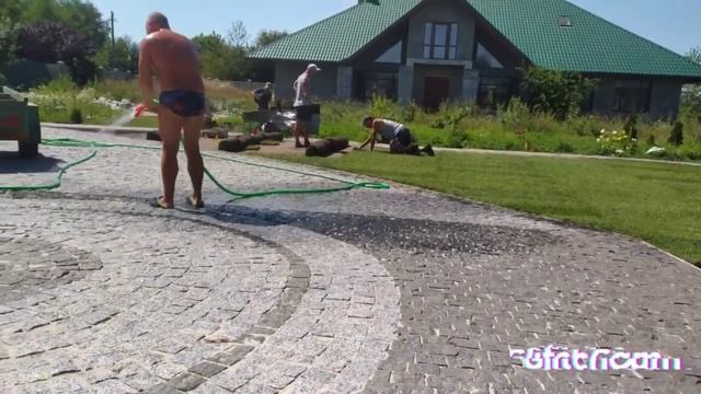 Мы сдали камень,сделали газон,начали ложить колонны смотреть онлайн