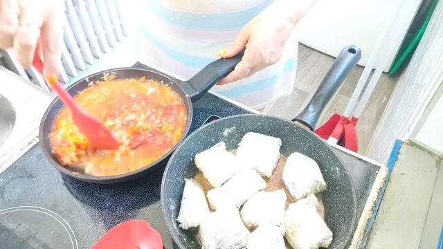 Минтай тушенный с овощами в духовке.