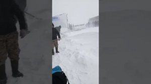 Тысячи машин застряли в снегу на трассах Казахстана из-за мощных метель ??? #казахстан