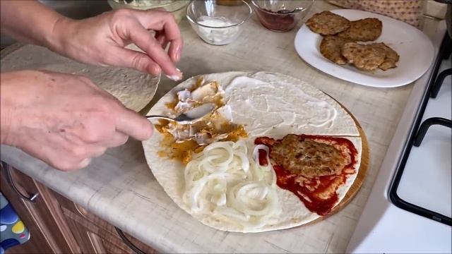 Румяные и вкусные сэндвичи или тортилья с начинкой.