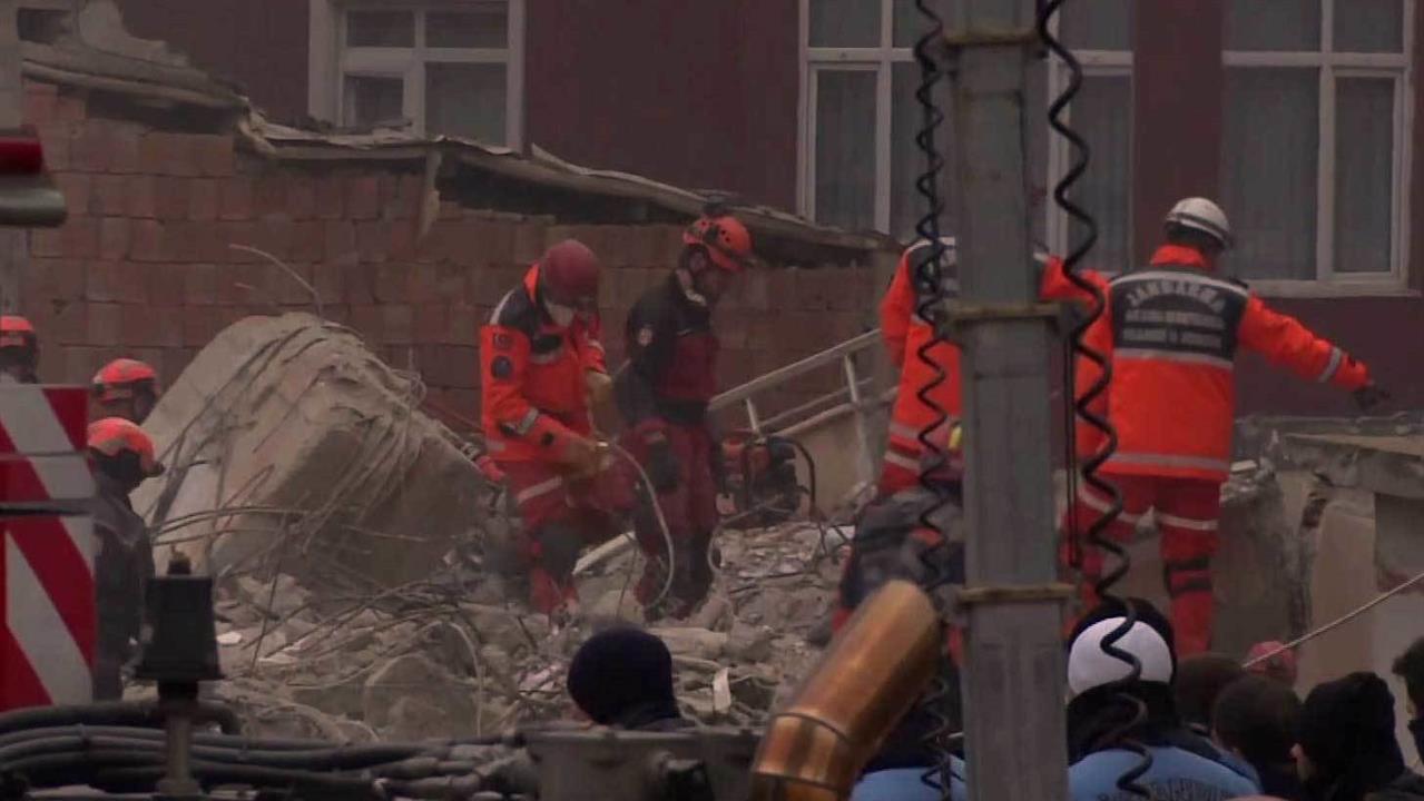 В Стамбуле спустя два дня после обрушения дома удалось вытащить из-под завалов живого подростка