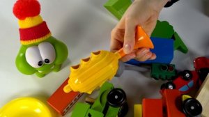 Ам Ням ищет ШАПКУ потеряшку - красный или желтый -видео для детей играем в игрушки Поиграйка с Кате