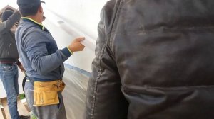 Приклейка пенопласта на кирпич, корректировка плоскости и выравнивание правилом