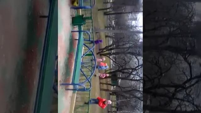 Джек Рассел терьер Герда и дети на площадке играют с собакой))) смотреть онлайн