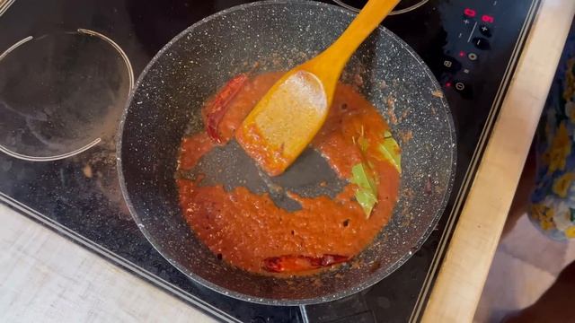 Адыгейский сыр на сковородке в Сливочное соусе и с пряностями смотреть онлайн