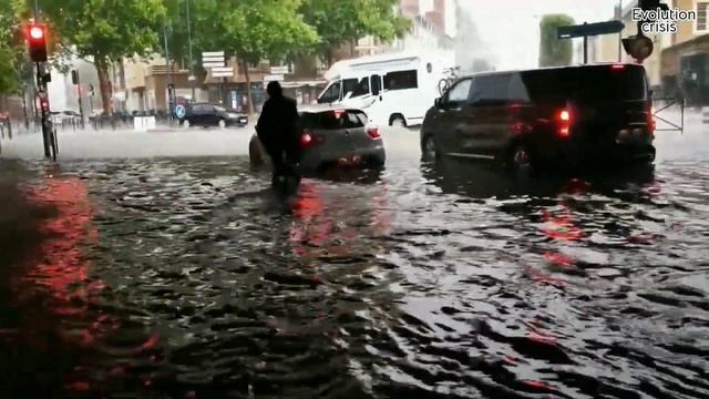 Severe flooding hits France causing cars submerged in Rennes! Hailstorm in Landes смотреть онлайн