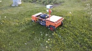 Работа автоматической газонокосилки