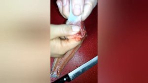 Снимаем шкуру с филе клариевого сома