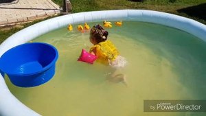 Ребенок на даче. Купаемся в бассейне.) Развиваем все группы мышц). А Вы с нами!?) Лето - это супер!