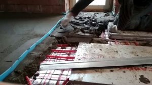 Заливка трубок теплого пола бетоном.