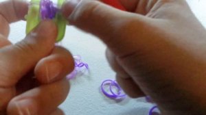 Плетем браслет ТРОТУАР на рогатке из резинок крючком. Урок: Плетение из резинок