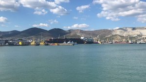 Как огромный корабль прибывает в порт Новороссийска