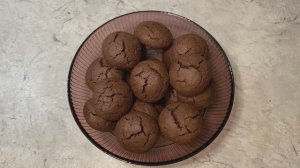 Шоколадное потрескавшееся печенье просто тает во рту