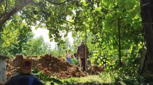 Обрезали трубу скважины, опустили глубинный насос и подключили водопровод в дом.