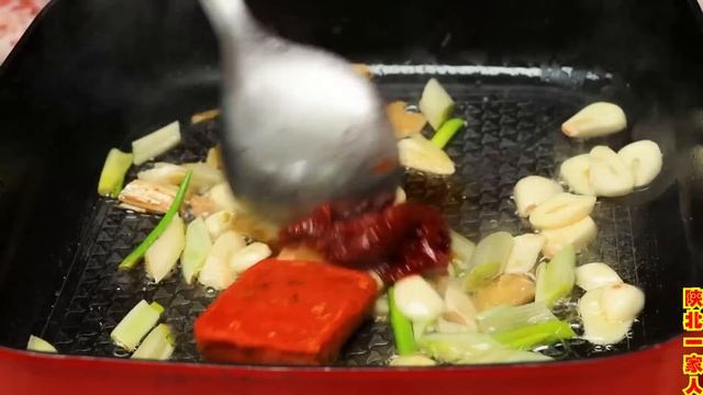 新版牛奶麻辣烫，做法简单食材丰富，好吃的连汤都不剩【陕北一家人】 смотреть онлайн