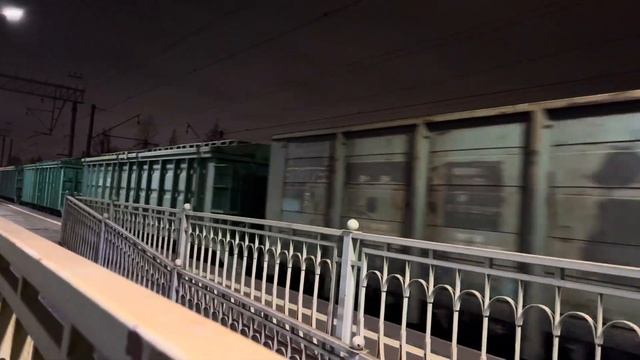 "Играют в догонки!" ЭТ2М-128 из депо резервом и 2ЭС4К-101 с грузовым поездом проследуют ст. Славянк смотреть онлайн