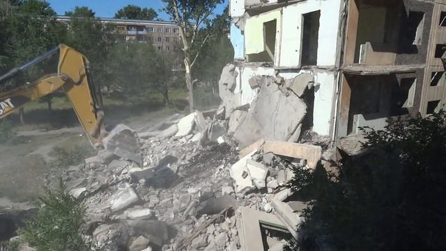 Снос пятиэтажного здания экскаватором. смотреть онлайн