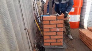 Процесс кладки кирпичного столба под навес. 2,8 метра за 3 часа.