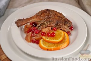 Птица во фруктовом наряде.
УТИНЫЕ НОЖКИ С ЯБЛОКАМИ, БРУСНИКОЙ