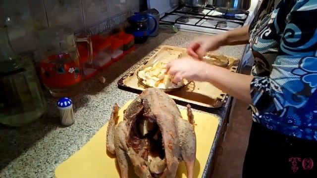 ГУСЬ С ЯБЛОКАМИ И АЙВОЙ В ДУХОВКЕ. РЕЦЕПТ РОЖДЕСТВЕНСКОГО ГУСЯ С ЯБЛОКАМИ смотреть онлайн