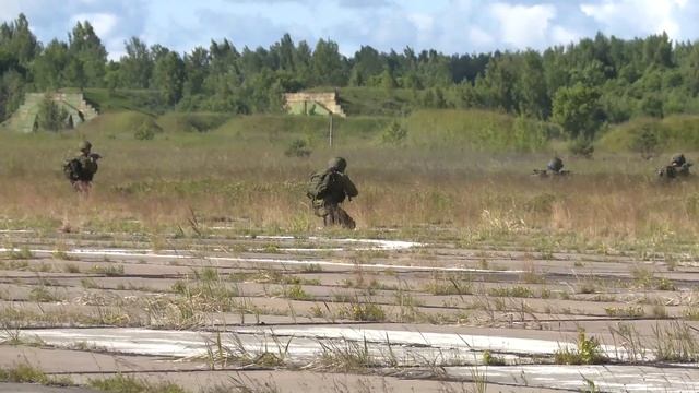 Завершающая фаза масштабного учения ВДВ в Псковской области смотреть онлайн