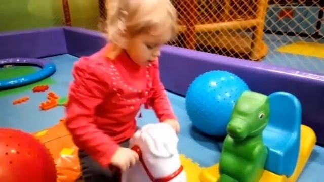 Французский бульвар: ДЕТСКАЯ ИГРОВАЯ КОМНАТА, ИГРОВЫЕ АВТОМАТЫ смотреть онлайн