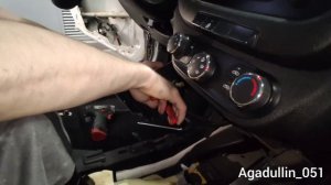 Kia Сeed 2 поколения. Как разобрать центральную консоль? Как разобрать центральную тоннель? И Как ж