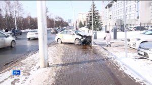 В Уфе на улице Заки Валиди водитель Hyundai столкнулся с легковушкой и въехал в электроопору