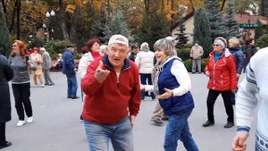 А ЛЮБОВЬ ПРОКАЗНИЦА ИНОГДА КУСАЕТСЯ