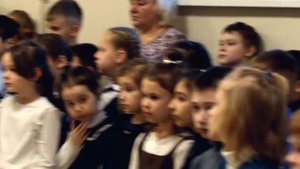 Вынос флага РФ  на  школьной линейке