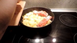 Готовлю в сковороде рыбу ФОРЕЛЬ с овощами.  Это очень вкусно.