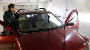 Как вырезать лобовое стекло одному