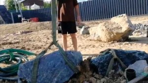 Укладка больших камней для пруда экскаватором