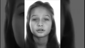 Молодость и зрелость сели на скамейку.