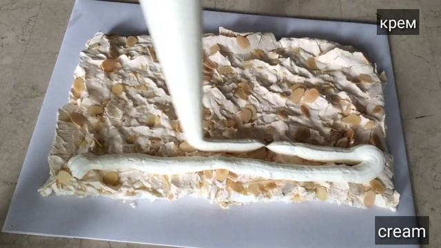 Меренговый торт с ягодной прослойкой.Meringui cake with berry layer.