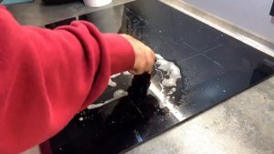 Самый быстрый способ отмыть индукционную плиту от нагара. Секретный ингредиент.