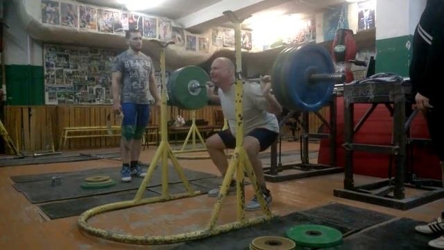 Горнолыжнику необходимо развивать силу ног, выполняя такие приседания со штангой.