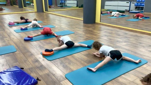 Как быстро сесть на поперечный шпагат. Подводящий элемент. смотреть онлайн