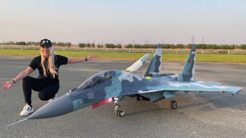 Миниатюрный реактивный истребитель летит со скоростью 500 км/ч