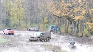 Lifted Chevrolet Suburban vs Chevrolet Tahoe Mudding Exteme 4x4 off-road Mudding