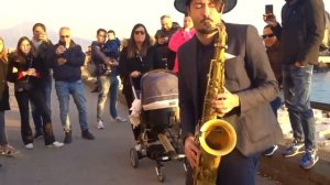 BAD GUY STREET SAX PERFORMANCE. Daniele Vitale Sax. Мужчина играет на саксофоне.